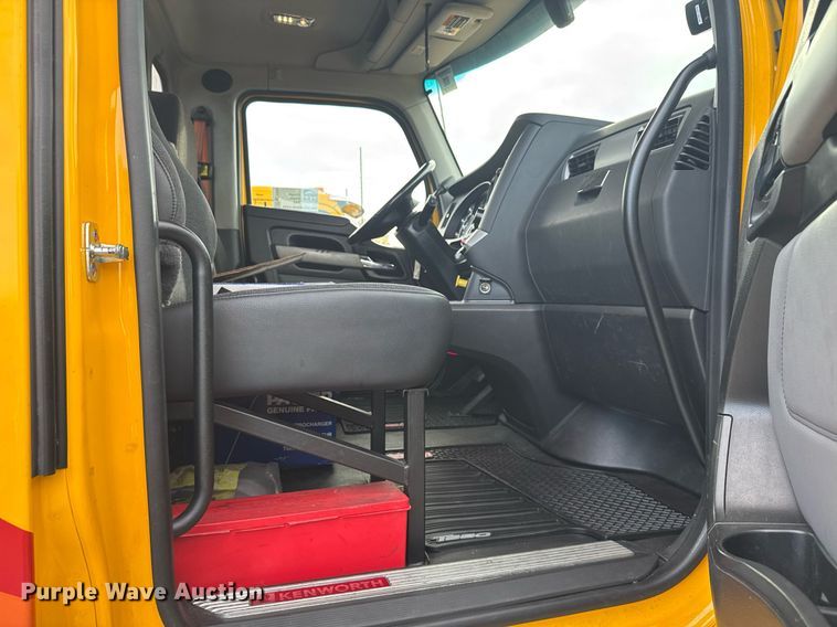 image for item EC3560 2022 Kenworth T680 semi truck