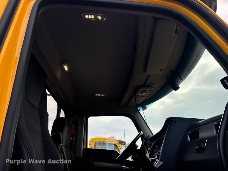 image for item EC3560 2022 Kenworth T680 semi truck