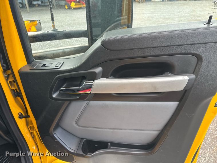 image for item EC3560 2022 Kenworth T680 semi truck