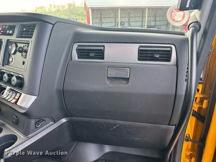 image for item EC3560 2022 Kenworth T680 semi truck