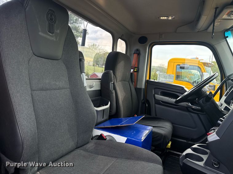 image for item EC3560 2022 Kenworth T680 semi truck