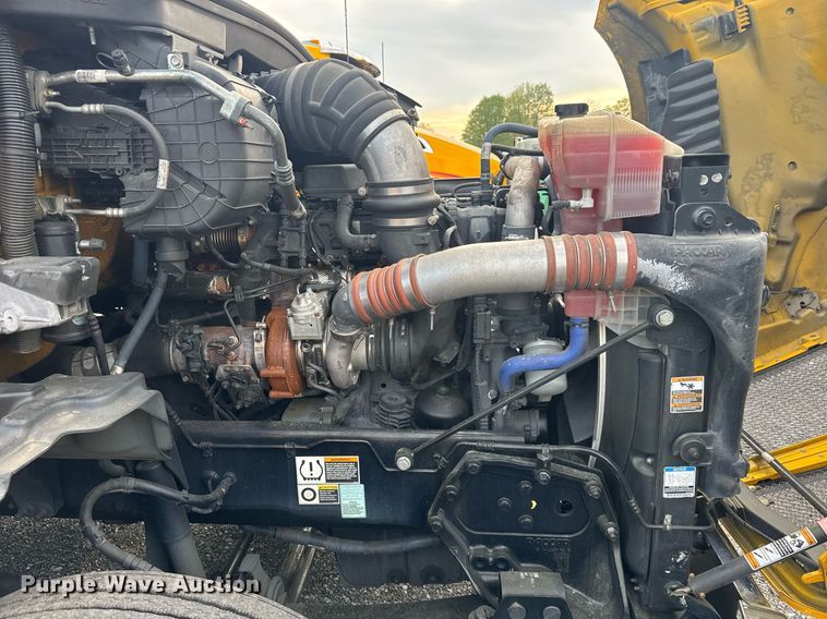 image for item EC3560 2022 Kenworth T680 semi truck