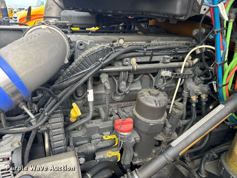 image for item EC3560 2022 Kenworth T680 semi truck