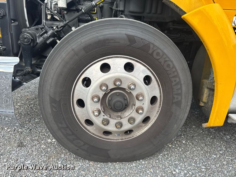 image for item EC3560 2022 Kenworth T680 semi truck