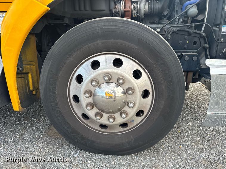 image for item EC3560 2022 Kenworth T680 semi truck