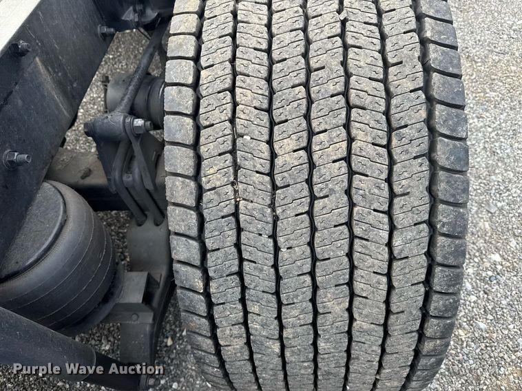 image for item EC3560 2022 Kenworth T680 semi truck