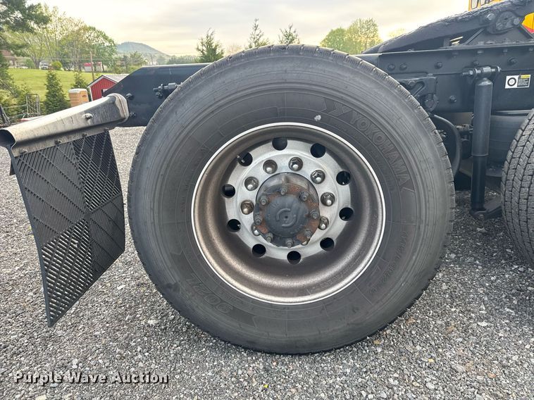 image for item EC3560 2022 Kenworth T680 semi truck