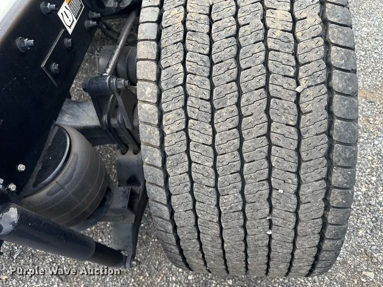 image for item EC3560 2022 Kenworth T680 semi truck