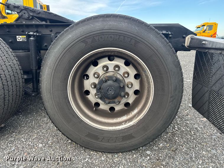 image for item EC3560 2022 Kenworth T680 semi truck