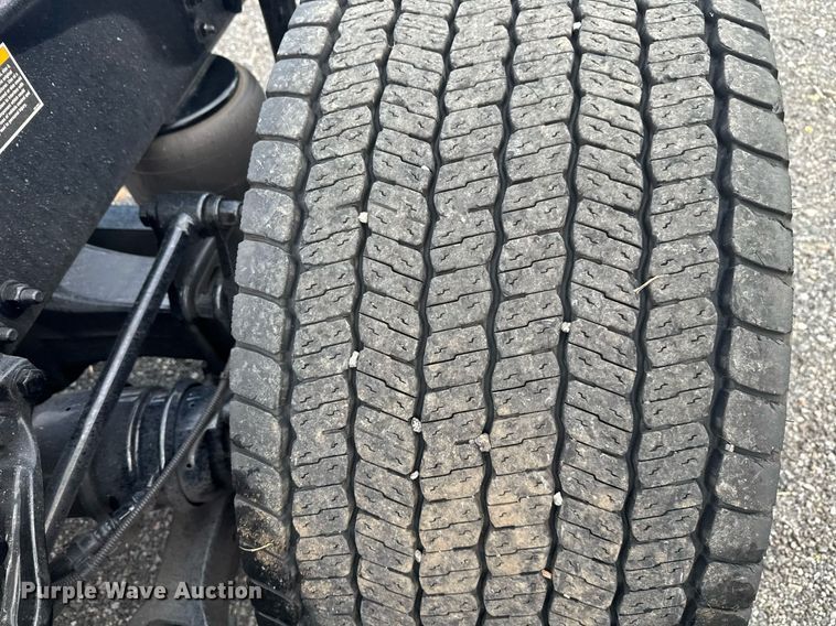 image for item EC3560 2022 Kenworth T680 semi truck