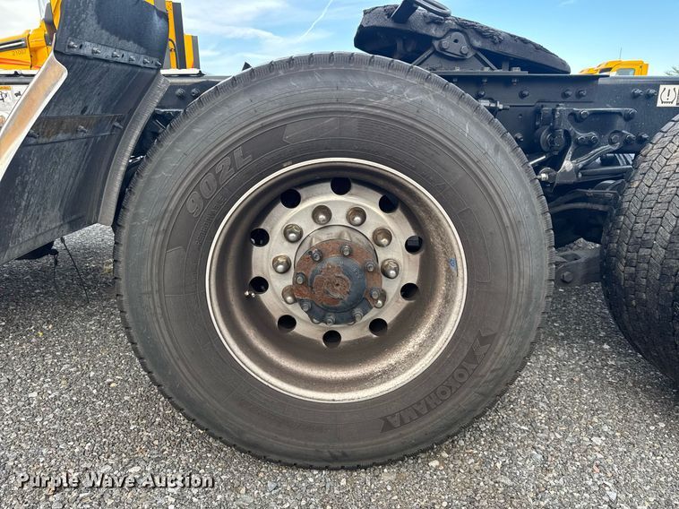 image for item EC3560 2022 Kenworth T680 semi truck