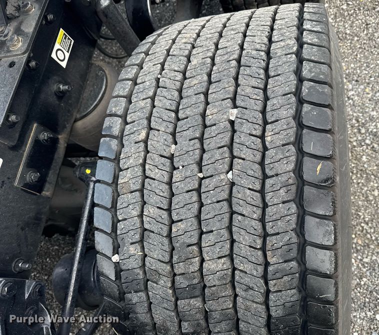 image for item EC3560 2022 Kenworth T680 semi truck