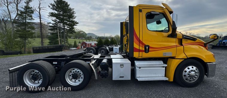 image for item EC3561 2021 Freightliner Cascadia 126 semi truck