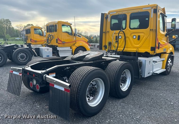 image for item EC3561 2021 Freightliner Cascadia 126 semi truck