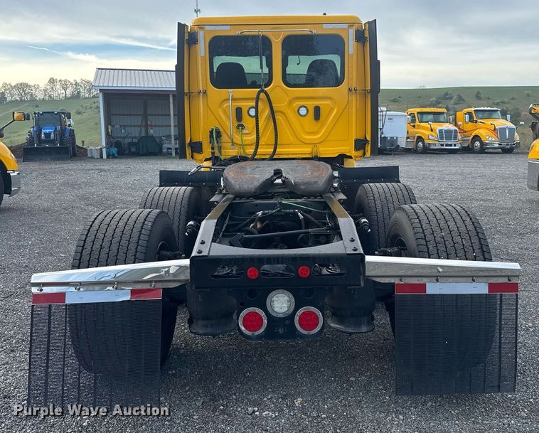 image for item EC3561 2021 Freightliner Cascadia 126 semi truck