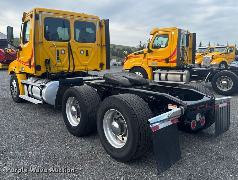 image for item EC3561 2021 Freightliner Cascadia 126 semi truck