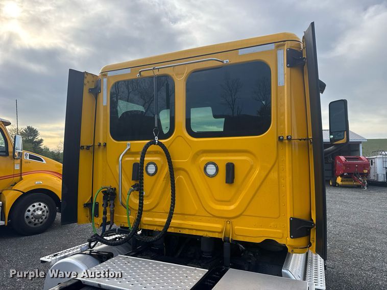 image for item EC3561 2021 Freightliner Cascadia 126 semi truck