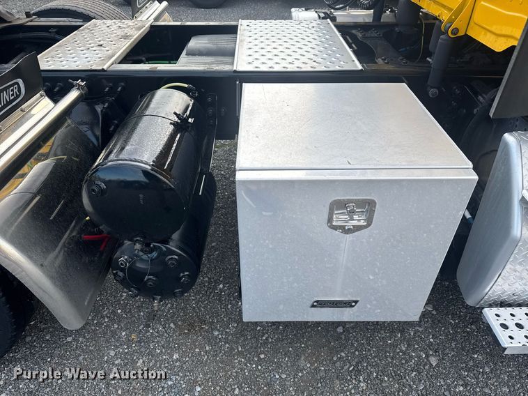 image for item EC3561 2021 Freightliner Cascadia 126 semi truck