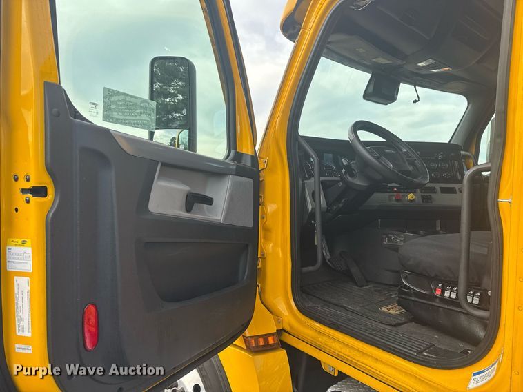 image for item EC3561 2021 Freightliner Cascadia 126 semi truck