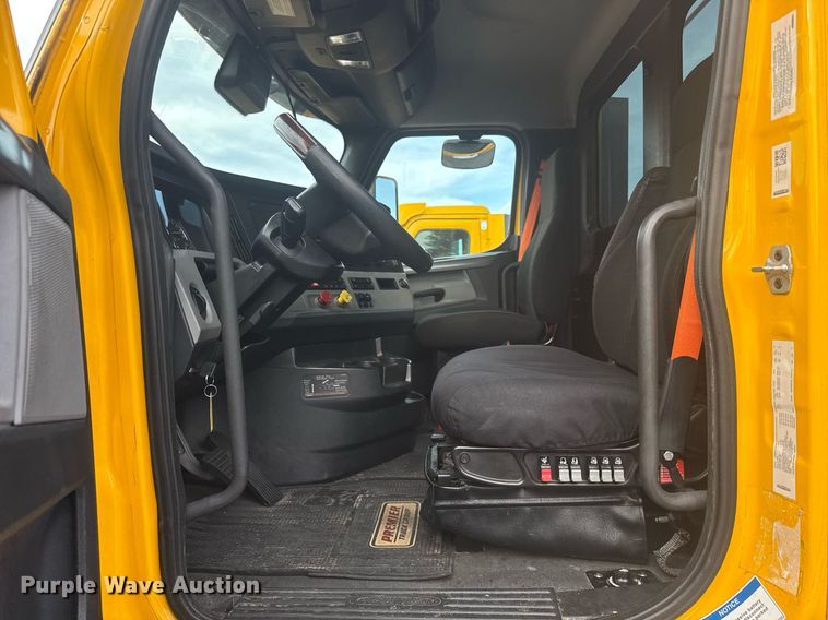 image for item EC3561 2021 Freightliner Cascadia 126 semi truck