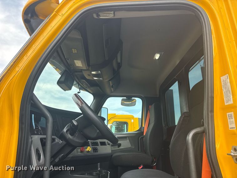 image for item EC3561 2021 Freightliner Cascadia 126 semi truck