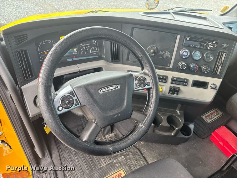 image for item EC3561 2021 Freightliner Cascadia 126 semi truck