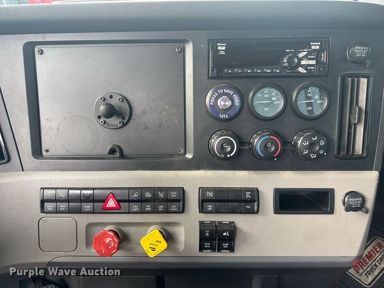 image for item EC3561 2021 Freightliner Cascadia 126 semi truck