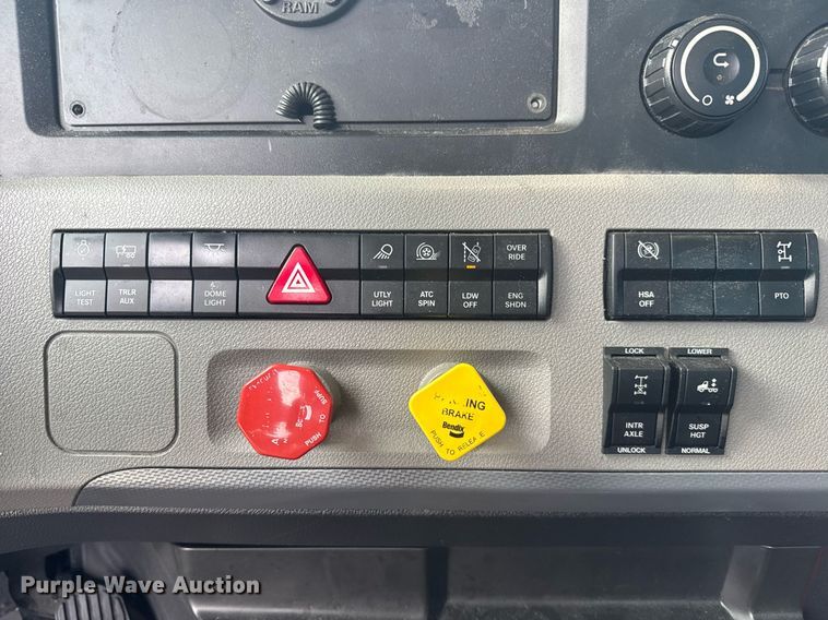 image for item EC3561 2021 Freightliner Cascadia 126 semi truck