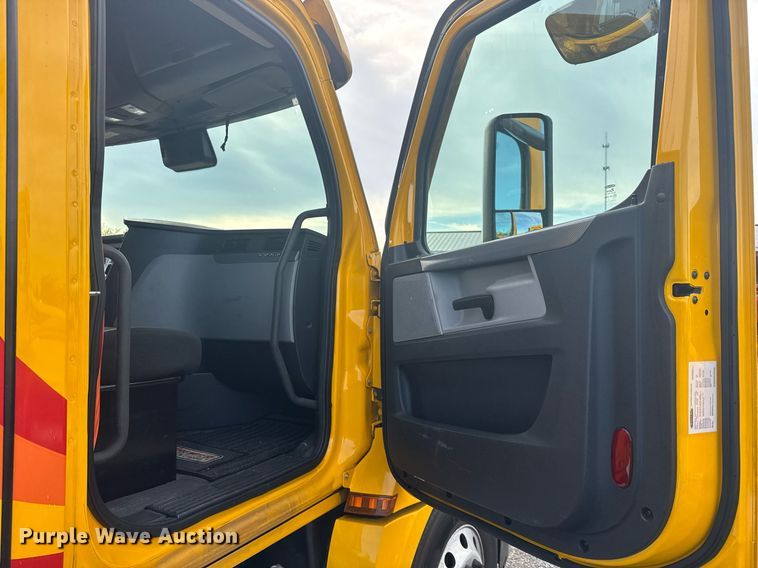 image for item EC3561 2021 Freightliner Cascadia 126 semi truck