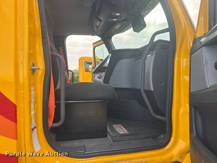 image for item EC3561 2021 Freightliner Cascadia 126 semi truck