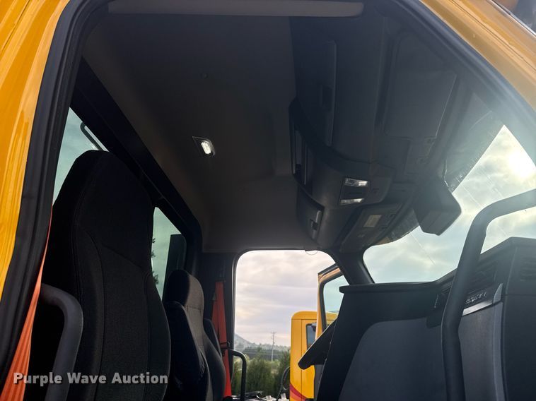 image for item EC3561 2021 Freightliner Cascadia 126 semi truck