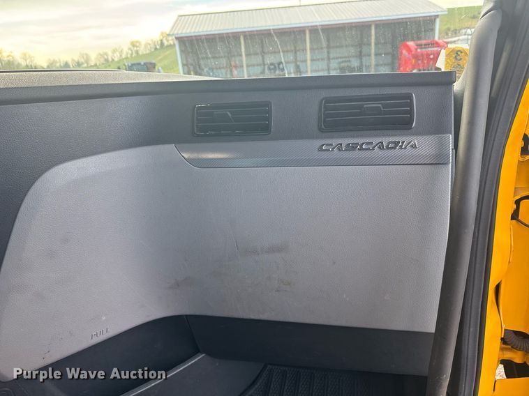 image for item EC3561 2021 Freightliner Cascadia 126 semi truck