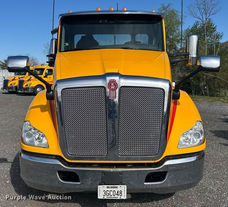 image for item EC3562 2022 Kenworth T680 semi truck