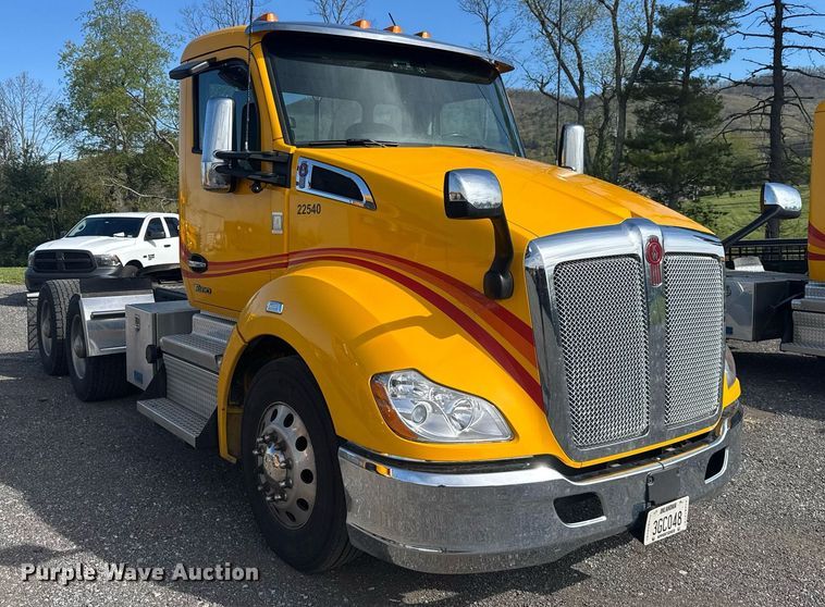 image for item EC3562 2022 Kenworth T680 semi truck