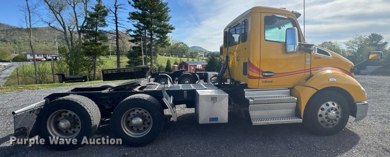 image for item EC3562 2022 Kenworth T680 semi truck