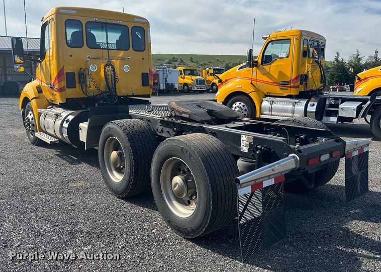 image for item EC3562 2022 Kenworth T680 semi truck