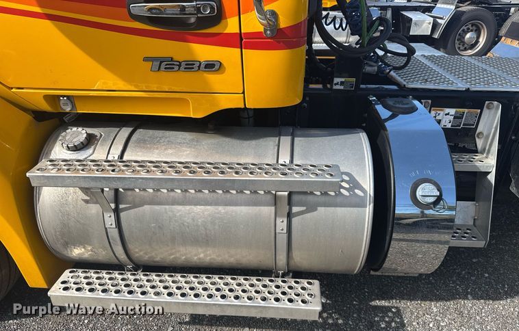 image for item EC3562 2022 Kenworth T680 semi truck