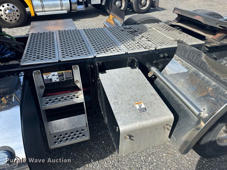 image for item EC3562 2022 Kenworth T680 semi truck