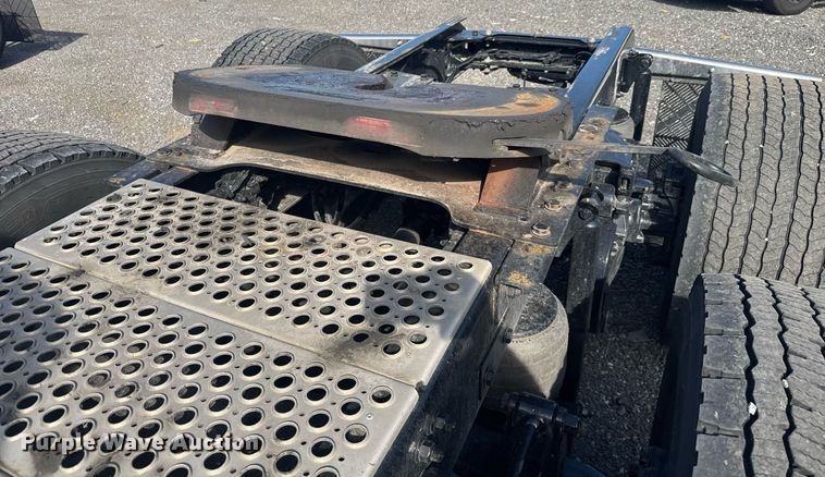 image for item EC3562 2022 Kenworth T680 semi truck