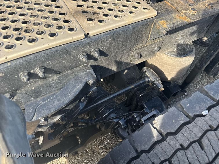 image for item EC3562 2022 Kenworth T680 semi truck