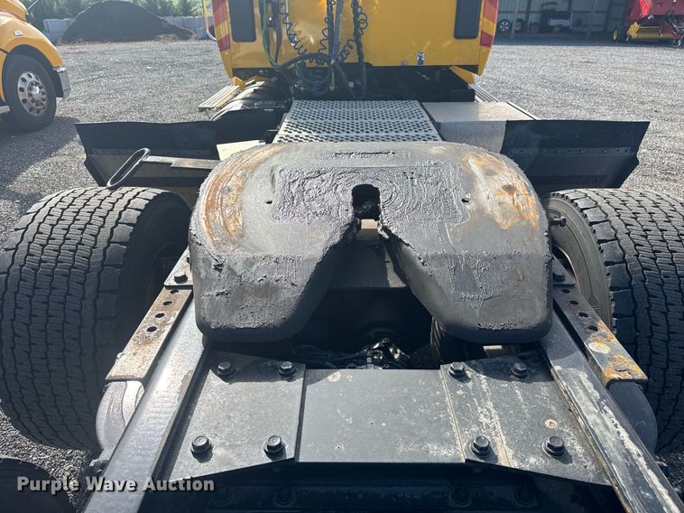 image for item EC3562 2022 Kenworth T680 semi truck