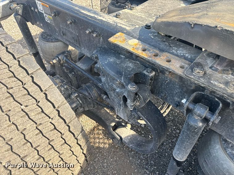 image for item EC3562 2022 Kenworth T680 semi truck