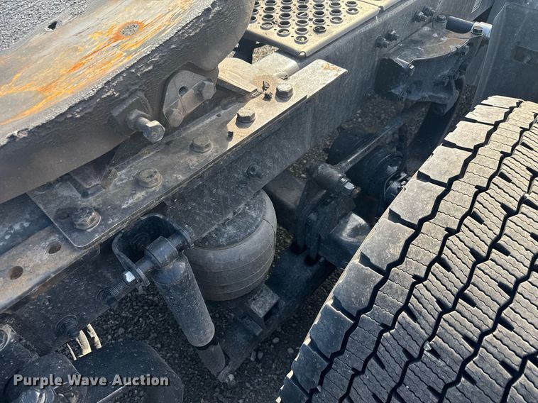 image for item EC3562 2022 Kenworth T680 semi truck