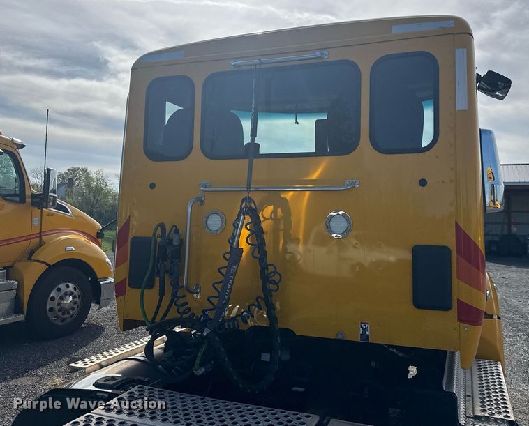 image for item EC3562 2022 Kenworth T680 semi truck