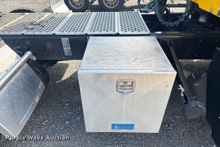 image for item EC3562 2022 Kenworth T680 semi truck