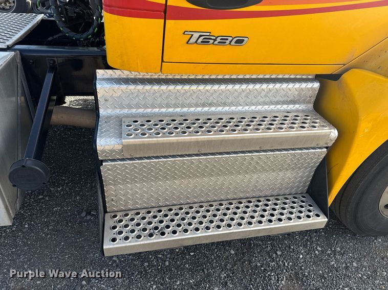 image for item EC3562 2022 Kenworth T680 semi truck