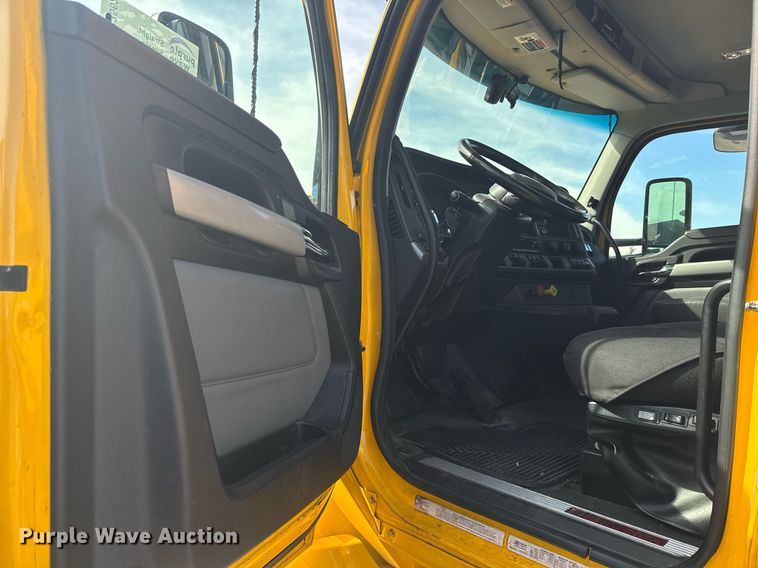 image for item EC3562 2022 Kenworth T680 semi truck