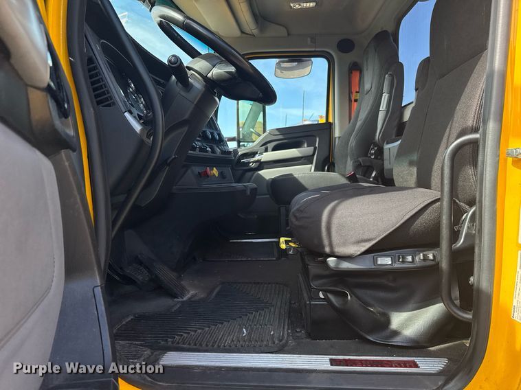 image for item EC3562 2022 Kenworth T680 semi truck