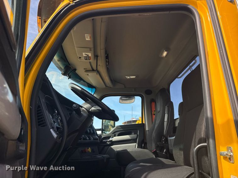 image for item EC3562 2022 Kenworth T680 semi truck