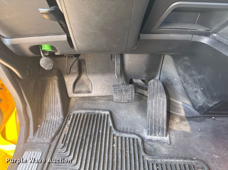 image for item EC3562 2022 Kenworth T680 semi truck